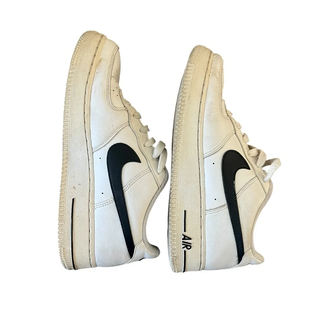 Nike AIR FORCE 1 LEATHER LOW TRAINERS Kids Size 6 IUC!